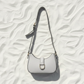 Borsa bianca retro flat lay su sabbia