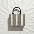 Tote Chevron Bianco Nero Fronte – White Sand Flat Lay